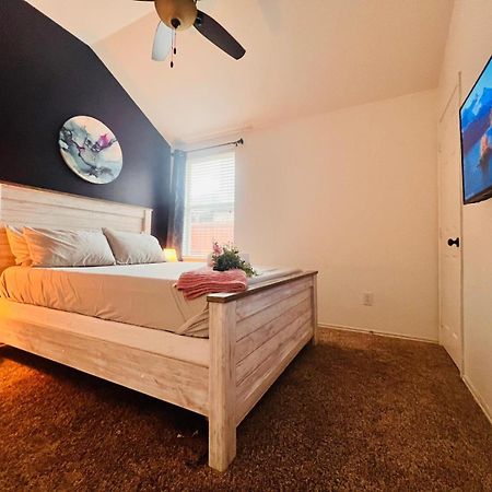 Work, Play & Stay King Bed With Foosball! Aubrey Exteriör bild