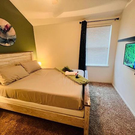 Work, Play & Stay King Bed With Foosball! Aubrey Exteriör bild
