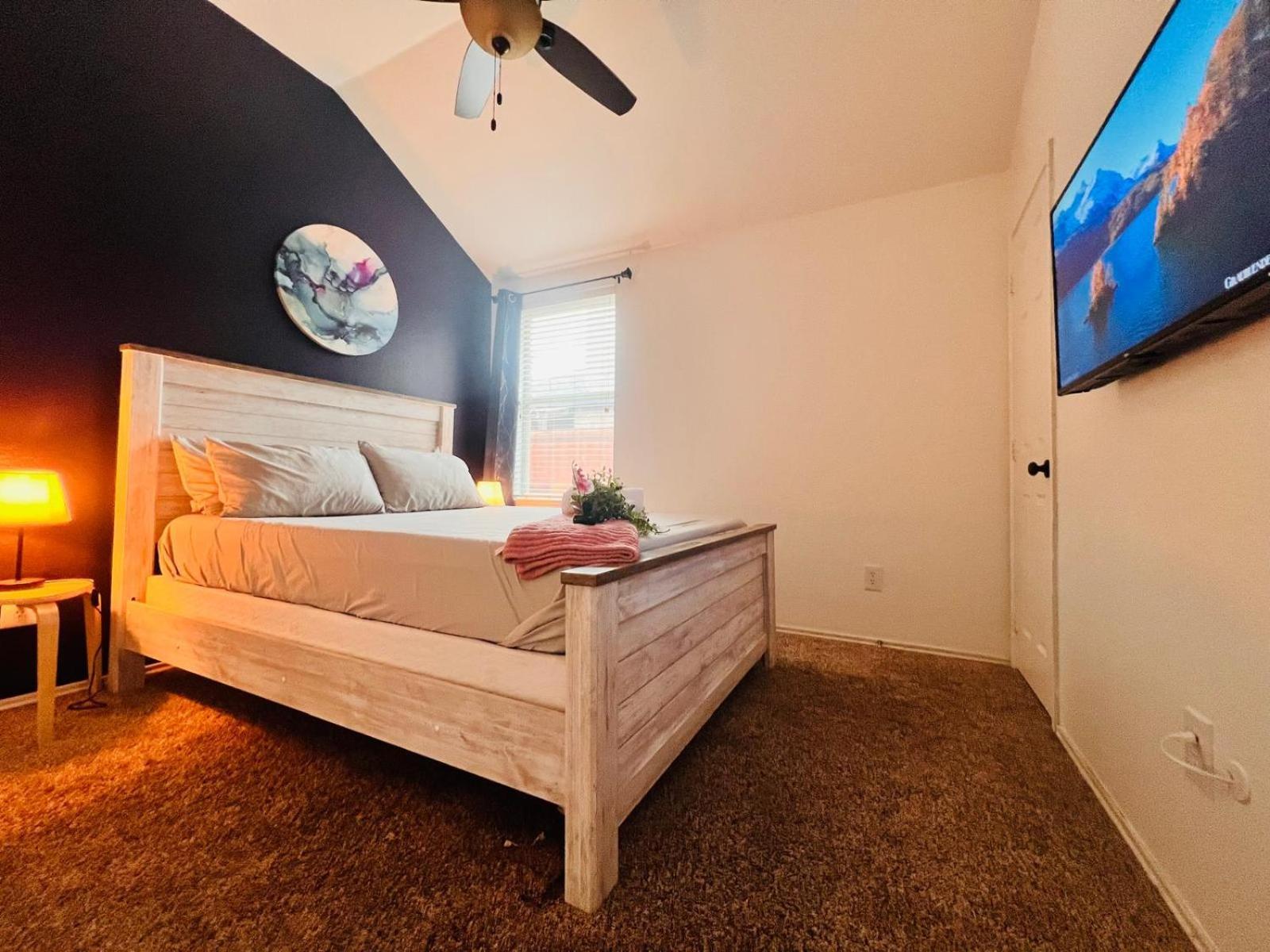 Work, Play & Stay King Bed With Foosball! Aubrey Exteriör bild